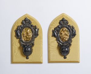 ARGENTIERE ITALIANO DEL XVIII-XIX SECOLO - Coppia di piccole acquasantiere in lamina dargento sbalzato e parzialmente dorato raffigurante San Giuseppe con Bambino e Madonna con Bambino