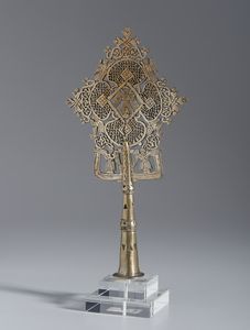 MANIFATTURA ETIOPE, PROBABILMENTE XIX SECOLO - Croce processionale copta in metallo argentato e inciso