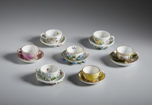 MANIFATTURA DEL XVIII-XIX SECOLO - Gruppo di sette tazzine in porcellana in miniatura, varie manifatture