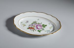 MANIFATTURA DI MEISSEN DEL XIX SECOLO : Piattino ovale in porcellana con decoro floreale alla rosa, profili dorati  - Asta Asta 502 | ARTE ANTICA E DEL XIX SECOLO Online - Associazione Nazionale - Case d'Asta italiane