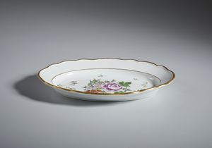 MANIFATTURA DI MEISSEN DEL XIX SECOLO : Piattino ovale in porcellana con decoro floreale alla rosa, profili dorati  - Asta Asta 502 | ARTE ANTICA E DEL XIX SECOLO Online - Associazione Nazionale - Case d'Asta italiane