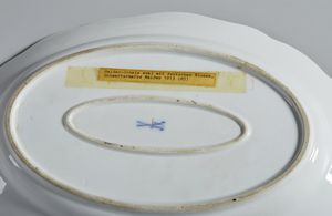 MANIFATTURA DI MEISSEN DEL XIX SECOLO : Piattino ovale in porcellana con decoro floreale alla rosa, profili dorati  - Asta Asta 502 | ARTE ANTICA E DEL XIX SECOLO Online - Associazione Nazionale - Case d'Asta italiane