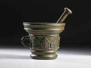 MANIFATTURA DEL XVIII SECOLO : Mortaio in bronzo con corpo decorato a palmette a rilievo, presa laterale con motivo a intreccio  - Asta Asta 502 | ARTE ANTICA E DEL XIX SECOLO Online - Associazione Nazionale - Case d'Asta italiane