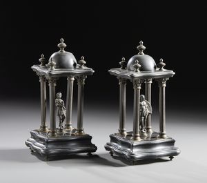 BRONZISTA DEL XIX SECOLO - Coppia di edicole in bronzo e legno ebanizzato, struttura a quattro colonne corinzie centrata da figura di armigero all'antica