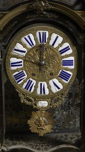MANIFATTURA FRANCESE DEL XIX SECOLO : Grande orologio da tavolo in stile Boulle, in legno ebanizzato intarsiato in metallo dorato a creare decori fitomorfi e applicazioni in bronzo dorato, cassa architettonica sormontata da figura allegorica del Tempo e da quattro putti alati  - Asta Asta 502 | ARTE ANTICA E DEL XIX SECOLO Online - Associazione Nazionale - Case d'Asta italiane