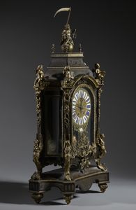MANIFATTURA FRANCESE DEL XIX SECOLO : Grande orologio da tavolo in stile Boulle, in legno ebanizzato intarsiato in metallo dorato a creare decori fitomorfi e applicazioni in bronzo dorato, cassa architettonica sormontata da figura allegorica del Tempo e da quattro putti alati  - Asta Asta 502 | ARTE ANTICA E DEL XIX SECOLO Online - Associazione Nazionale - Case d'Asta italiane