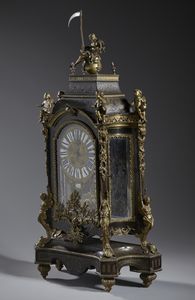 MANIFATTURA FRANCESE DEL XIX SECOLO : Grande orologio da tavolo in stile Boulle, in legno ebanizzato intarsiato in metallo dorato a creare decori fitomorfi e applicazioni in bronzo dorato, cassa architettonica sormontata da figura allegorica del Tempo e da quattro putti alati  - Asta Asta 502 | ARTE ANTICA E DEL XIX SECOLO Online - Associazione Nazionale - Case d'Asta italiane