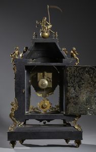MANIFATTURA FRANCESE DEL XIX SECOLO : Grande orologio da tavolo in stile Boulle, in legno ebanizzato intarsiato in metallo dorato a creare decori fitomorfi e applicazioni in bronzo dorato, cassa architettonica sormontata da figura allegorica del Tempo e da quattro putti alati  - Asta Asta 502 | ARTE ANTICA E DEL XIX SECOLO Online - Associazione Nazionale - Case d'Asta italiane