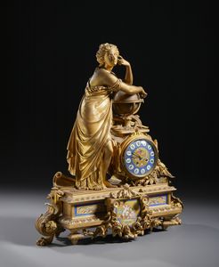 MANIFATTURA FRANCESE DEL XIX-XX SECOLO : Orologio da tavolo in metallo dorato con allegoria dell'Astronomia, quadrante e decori in ceramica smaltata  - Asta Asta 502 | ARTE ANTICA E DEL XIX SECOLO Online - Associazione Nazionale - Case d'Asta italiane