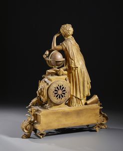 MANIFATTURA FRANCESE DEL XIX-XX SECOLO : Orologio da tavolo in metallo dorato con allegoria dell'Astronomia, quadrante e decori in ceramica smaltata  - Asta Asta 502 | ARTE ANTICA E DEL XIX SECOLO Online - Associazione Nazionale - Case d'Asta italiane