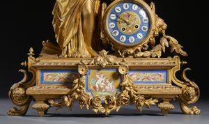 MANIFATTURA FRANCESE DEL XIX-XX SECOLO : Orologio da tavolo in metallo dorato con allegoria dell'Astronomia, quadrante e decori in ceramica smaltata  - Asta Asta 502 | ARTE ANTICA E DEL XIX SECOLO Online - Associazione Nazionale - Case d'Asta italiane