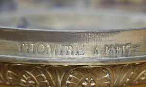 THOMIRE PIERRE PHILIPPE (1751 - 1843) : Lampadario in bronzo dorato al mercurio con decori neoclassici a palmette, fusto centrale circondato da girotondo di putti alati con ghirlande, bracci in foggia di cornucopie fitomorfe  - Asta Asta 502 | ARTE ANTICA E DEL XIX SECOLO Online - Associazione Nazionale - Case d'Asta italiane