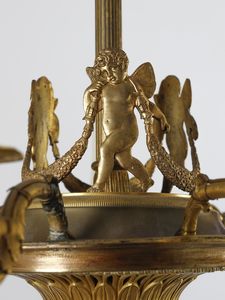 THOMIRE PIERRE PHILIPPE (1751 - 1843) : Lampadario in bronzo dorato al mercurio con decori neoclassici a palmette, fusto centrale circondato da girotondo di putti alati con ghirlande, bracci in foggia di cornucopie fitomorfe  - Asta Asta 502 | ARTE ANTICA E DEL XIX SECOLO Online - Associazione Nazionale - Case d'Asta italiane
