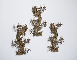 MANIFATTURA DEL XVIII-XIX SECOLO : Tre appliques in legno e metallo dorato, corpo centrale arcuato intagliato a motivo fitomorfo da cui si dipartono bracci in foggia di rami fogliati e fioriti  - Asta Asta 502 | ARTE ANTICA E DEL XIX SECOLO Online - Associazione Nazionale - Case d'Asta italiane