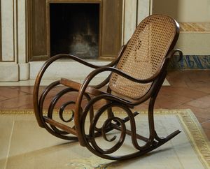MANIFATTURA DEL XX SECOLO : Piccola sedia a dondolo stile Thonet, seduta e schienale rivestiti in paglia di Vienna  - Asta Asta 502 | ARTE ANTICA E DEL XIX SECOLO Online - Associazione Nazionale - Case d'Asta italiane