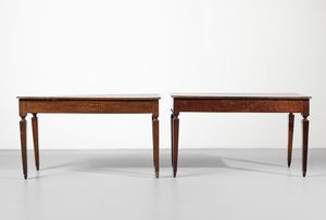 MANIFATTURA ITALIANA DEL XIX SECOLO - Coppia di tavoli in noce, piano rettangolare e gambe a faretra