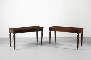 MANIFATTURA ITALIANA DEL XIX SECOLO : Coppia di tavoli in noce, piano rettangolare e gambe a faretra  - Asta Asta 502 | ARTE ANTICA E DEL XIX SECOLO Online - Associazione Nazionale - Case d'Asta italiane