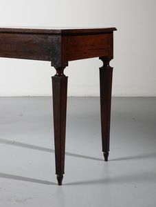 MANIFATTURA ITALIANA DEL XIX SECOLO : Coppia di tavoli in noce, piano rettangolare e gambe a faretra  - Asta Asta 502 | ARTE ANTICA E DEL XIX SECOLO Online - Associazione Nazionale - Case d'Asta italiane