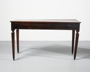 MANIFATTURA ITALIANA DEL XIX SECOLO : Coppia di tavoli in noce, piano rettangolare e gambe a faretra  - Asta Asta 502 | ARTE ANTICA E DEL XIX SECOLO Online - Associazione Nazionale - Case d'Asta italiane