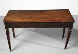 MANIFATTURA ITALIANA DEL XIX SECOLO : Coppia di tavoli in noce, piano rettangolare e gambe a faretra  - Asta Asta 502 | ARTE ANTICA E DEL XIX SECOLO Online - Associazione Nazionale - Case d'Asta italiane