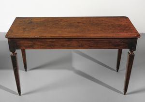 MANIFATTURA ITALIANA DEL XIX SECOLO : Coppia di tavoli in noce, piano rettangolare e gambe a faretra  - Asta Asta 502 | ARTE ANTICA E DEL XIX SECOLO Online - Associazione Nazionale - Case d'Asta italiane