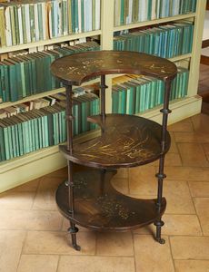 MANIFATTURA DEL XX SECOLO - Tavolino in legno con ripiani a mezzaluna e decorazioni fitomorfe a rilievo