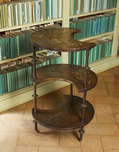 MANIFATTURA DEL XX SECOLO : Tavolino in legno con ripiani a mezzaluna e decorazioni fitomorfe a rilievo  - Asta Asta 502 | ARTE ANTICA E DEL XIX SECOLO Online - Associazione Nazionale - Case d'Asta italiane