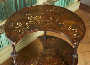 MANIFATTURA DEL XX SECOLO : Tavolino in legno con ripiani a mezzaluna e decorazioni fitomorfe a rilievo  - Asta Asta 502 | ARTE ANTICA E DEL XIX SECOLO Online - Associazione Nazionale - Case d'Asta italiane