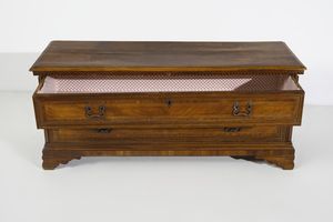 MANIFATTURA ITALIANA DEL XVIII SECOLO : Cassapanca in legno di noce con due cassetti sul fronte, piedi a mensola  - Asta Asta 502 | ARTE ANTICA E DEL XIX SECOLO Online - Associazione Nazionale - Case d'Asta italiane