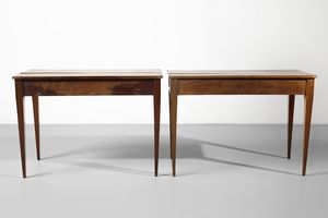 MANIFATTURA ITALIANA DEL XIX SECOLO : Coppia di consolle in noce con ampio cassetto sul fronte e cassettini laterali, gambe troncopiramidali  - Asta Asta 502 | ARTE ANTICA E DEL XIX SECOLO Online - Associazione Nazionale - Case d'Asta italiane