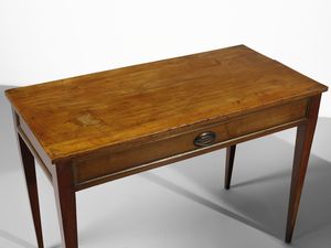 MANIFATTURA ITALIANA DEL XIX SECOLO : Coppia di consolle in noce con ampio cassetto sul fronte e cassettini laterali, gambe troncopiramidali  - Asta Asta 502 | ARTE ANTICA E DEL XIX SECOLO Online - Associazione Nazionale - Case d'Asta italiane