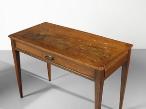 MANIFATTURA ITALIANA DEL XIX SECOLO : Coppia di consolle in noce con ampio cassetto sul fronte e cassettini laterali, gambe troncopiramidali  - Asta Asta 502 | ARTE ANTICA E DEL XIX SECOLO Online - Associazione Nazionale - Case d'Asta italiane