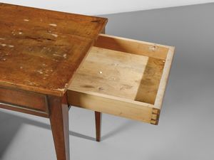 MANIFATTURA ITALIANA DEL XIX SECOLO : Coppia di consolle in noce con ampio cassetto sul fronte e cassettini laterali, gambe troncopiramidali  - Asta Asta 502 | ARTE ANTICA E DEL XIX SECOLO Online - Associazione Nazionale - Case d'Asta italiane