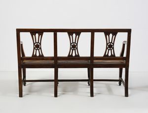 MANIFATTURA ITALIANA DEL XIX SECOLO : Salotto composto da due divanetti e coppia di poltrone in noce, schienali a giorno, gambe troncopiramidali unite da traverse  - Asta Asta 502 | ARTE ANTICA E DEL XIX SECOLO Online - Associazione Nazionale - Case d'Asta italiane