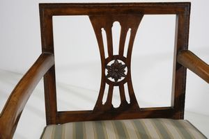 MANIFATTURA ITALIANA DEL XIX SECOLO : Salotto composto da due divanetti e coppia di poltrone in noce, schienali a giorno, gambe troncopiramidali unite da traverse  - Asta Asta 502 | ARTE ANTICA E DEL XIX SECOLO Online - Associazione Nazionale - Case d'Asta italiane