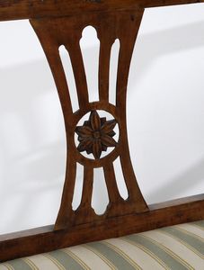 MANIFATTURA ITALIANA DEL XIX SECOLO : Salotto composto da due divanetti e coppia di poltrone in noce, schienali a giorno, gambe troncopiramidali unite da traverse  - Asta Asta 502 | ARTE ANTICA E DEL XIX SECOLO Online - Associazione Nazionale - Case d'Asta italiane