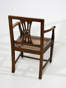 MANIFATTURA ITALIANA DEL XIX SECOLO : Salotto composto da due divanetti e coppia di poltrone in noce, schienali a giorno, gambe troncopiramidali unite da traverse  - Asta Asta 502 | ARTE ANTICA E DEL XIX SECOLO Online - Associazione Nazionale - Case d'Asta italiane