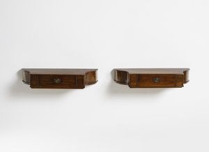 MANIFATTURA DEL XIX SECOLO - Coppia di mensole da muro lastronate in noce, cassetto sul fronte