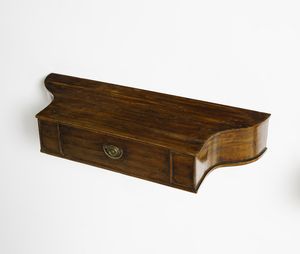 MANIFATTURA DEL XIX SECOLO : Coppia di mensole da muro lastronate in noce, cassetto sul fronte  - Asta Asta 502 | ARTE ANTICA E DEL XIX SECOLO Online - Associazione Nazionale - Case d'Asta italiane