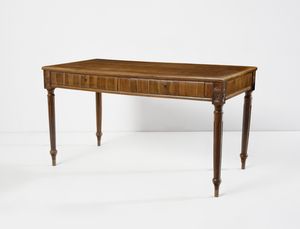 MANIFATTURA DEL XIX-XX SECOLO - Tavolo lastronato in noce in stile Luigi XVI, due cassetti sul fronte, gambe a faretra