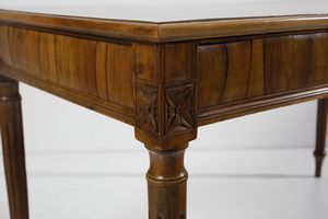 MANIFATTURA DEL XIX-XX SECOLO : Tavolo lastronato in noce in stile Luigi XVI, due cassetti sul fronte, gambe a faretra  - Asta Asta 502 | ARTE ANTICA E DEL XIX SECOLO Online - Associazione Nazionale - Case d'Asta italiane