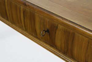 MANIFATTURA DEL XIX-XX SECOLO : Tavolo lastronato in noce in stile Luigi XVI, due cassetti sul fronte, gambe a faretra  - Asta Asta 502 | ARTE ANTICA E DEL XIX SECOLO Online - Associazione Nazionale - Case d'Asta italiane