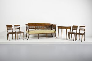 MANIFATTURA ITALIANA DEL XIX SECOLO - Salotto in noce intagliato e parzialmente dorato in stile Impero, composto da divanetto, tavolino e quattro sedie, con schienale traforato e gambe a sciabola