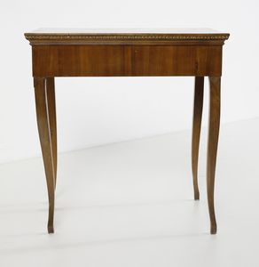 MANIFATTURA ITALIANA DEL XIX SECOLO : Salotto in noce intagliato e parzialmente dorato in stile Impero, composto da divanetto, tavolino e quattro sedie, con schienale traforato e gambe a sciabola  - Asta Asta 502 | ARTE ANTICA E DEL XIX SECOLO Online - Associazione Nazionale - Case d'Asta italiane