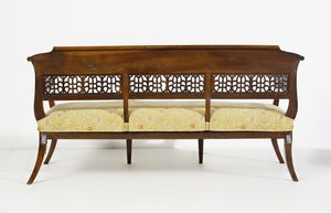 MANIFATTURA ITALIANA DEL XIX SECOLO : Salotto in noce intagliato e parzialmente dorato in stile Impero, composto da divanetto, tavolino e quattro sedie, con schienale traforato e gambe a sciabola  - Asta Asta 502 | ARTE ANTICA E DEL XIX SECOLO Online - Associazione Nazionale - Case d'Asta italiane