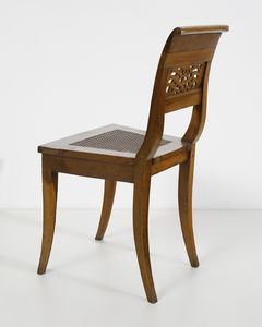 MANIFATTURA ITALIANA DEL XIX SECOLO : Salotto in noce intagliato e parzialmente dorato in stile Impero, composto da divanetto, tavolino e quattro sedie, con schienale traforato e gambe a sciabola  - Asta Asta 502 | ARTE ANTICA E DEL XIX SECOLO Online - Associazione Nazionale - Case d'Asta italiane