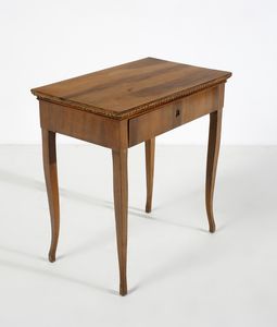 MANIFATTURA ITALIANA DEL XIX SECOLO : Salotto in noce intagliato e parzialmente dorato in stile Impero, composto da divanetto, tavolino e quattro sedie, con schienale traforato e gambe a sciabola  - Asta Asta 502 | ARTE ANTICA E DEL XIX SECOLO Online - Associazione Nazionale - Case d'Asta italiane