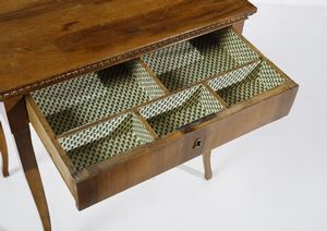 MANIFATTURA ITALIANA DEL XIX SECOLO : Salotto in noce intagliato e parzialmente dorato in stile Impero, composto da divanetto, tavolino e quattro sedie, con schienale traforato e gambe a sciabola  - Asta Asta 502 | ARTE ANTICA E DEL XIX SECOLO Online - Associazione Nazionale - Case d'Asta italiane