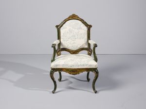 MANIFATTURA VENEZIANA DEL XVIII SECOLO - Poltrona in legno laccato e decorato a motivi floreali policromi su fondo verde e dorato, braccioli di forma mossa terminanti a ricciolo, schienale e grembiale sagomati e profilati a rilievo, gambe arcuate