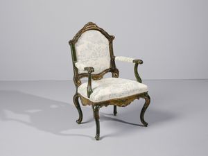 MANIFATTURA VENEZIANA DEL XVIII SECOLO : Poltrona in legno laccato e decorato a motivi floreali policromi su fondo verde e dorato, braccioli di forma mossa terminanti a ricciolo, schienale e grembiale sagomati e profilati a rilievo, gambe arcuate  - Asta Asta 502 | ARTE ANTICA E DEL XIX SECOLO Online - Associazione Nazionale - Case d'Asta italiane